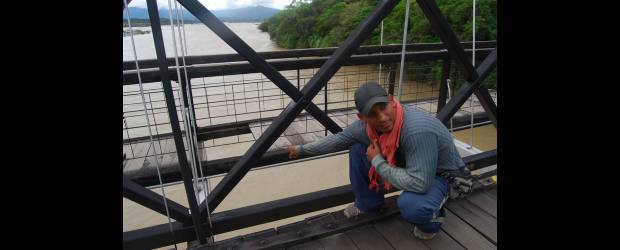 Cierran el puente de Occidente | Juan Carlos Sepúlveda | En el punto que señala el ciudadano se ve la falta de la tabla que aflojó e hizo caer al agua a la niña Valeria y a su padre, el profesor Elkin Castaño.