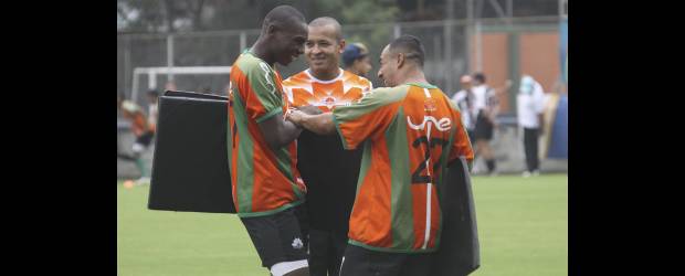Carpinterosuperó los exámenes y entrena | Hernán Vanegas | Yílmar Angulo y Mauricio González, dos de los jugadores naranjas.