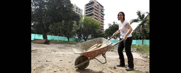El Poblado quiere su teatro | Jaime Pérez | La Casa Teatro El Poblado se ubica al lado del parque de Santa María de Los Ángeles. Lina Castaño está encargada de la programación cultural.