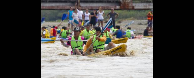 Río Cauca vivió fiesta ambiental | Desde el playón de El Carmelo, frente a La Pintada, se dio la largada de los participantes en botes, kayacs, neumáticos y jet ski después de cantar un saludo "por la vida del río Cauca", que dirigió el fundador del botepaseo Julián Fernández.