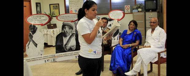 Gandhi se hizo sentir | Jaime Pérez | Erika Acevedo, una de las becarias de la Fundación Mahatma Gandhi, leyó su propia experiencia de vida y liderazgo que se incluye en el libro.