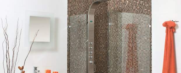 Torreduchas: un baño de bienestar | Se ajustan tanto en ambientes amplios como reducidos. Son además portátiles, se pueden llevar al cambiar de vivienda. Arriba: una torreducha moderna de Decorcerámica. Abajo: dos modelos de Griferías y Complementos Corona.