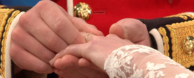 Las "reales" anécdotas de la boda de los duques de Cambridge | AP | Guillermo tuvo algunos problemas para poner la alianza en el dedo anular de la mano izquierda de su esposa.