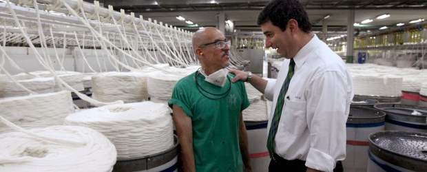 Modernizar a Fabricato, primer reto de Cadavid | Jaime Perez Munevar | El presidente de Fabricato, Juan Carlos Cadavid Gómez, recorrió ayer varias plantas de la empresa en compañía de EL COLOMBIANO, en su primer día como en propiedad en esa posición. En la planta de Hilatura, saludó al trabajador Antonio Mesa, quien labora en la textilera hace 14 años.