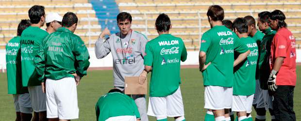 Uruguay y Bolivia abrirán el largo camino a Brasil 2014 | Reuters | Gustavo Quinteros, técnico de Bolivia, da algunas indicaciones a sus dirigidos en uno de los entrenamientos.