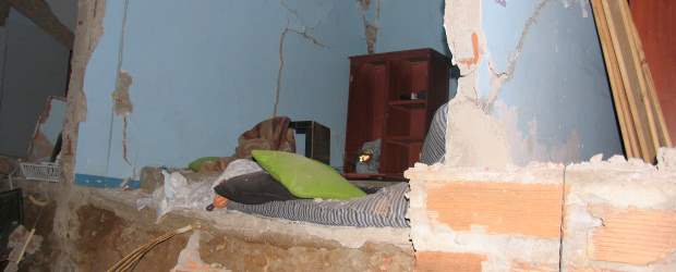 Explosión produjo daños en cuatro casas de Villatina | Rodrigo Martínez Arango | Así quedó una de las casas de Juan y su hermano menor de edad tras la fuerte explosión de la cual expertos de la Policía investigan las causas.