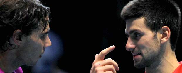 Rafa Nadal venció a Djokovic y se acerca a semifinales | Reuters | El partido fue suspendido para que el serbio (derecha) entrara al baño para un cambio de lentillas.