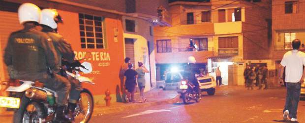 Móvil de masacre sería retaliación entre combos | Edwin Bustamante | En este sector de la calle 112 con carrera 76, del barrio Santander, sicarios en moto dispararon la noche del pasado viernes contra los ocupantes de un taxi. En el ataque murieron dos hombres y tres mujeres, una de ellas de 17 años.