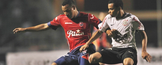 Nada se le dio al DIM en la Copa | AP | Felipe Pardo, en esta jugada ante Dentinho, fue uno de los jugadores cuestionados por el técnico Leonel Álvarez, al igual que Nelson Barahona, Tressor Moreno y César Valoyes. El estratega les pidió mejor rendimiento y goles.
