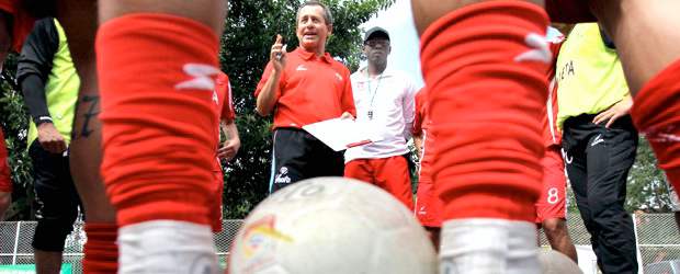 Mucho voltaje para el futsal antioqueño | Archivo | Jaime Cuervo expondrá hoy el liderato ante su alumno Viviano Mena.