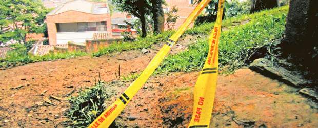 Las balas se llevaron a dos hermanitos | Mauricio Palacio | En este lugar, detrás del colegio Vida para Todos, fueron asesinados los dos hermanos de 12 y 13 años de edad. La gente del sector dice que la muerte se produjo el martes a las 7:30 de la noche en el barrio Las Estancias.