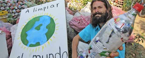 Felipe tiene hasta el corazón verde | Juan Fernando Cano | A un lado de su finca ecológica, porque ya le sería difícil vivir en otro lugar, tiene una cantidad, grande, de botellas llenas de basura, de esa que no se puede reciclar, como las colillas de cigarrillo. Con buen cemento le servirán de ladrillos para construir, si quisiera, hasta una casa completa, dice el hombre.