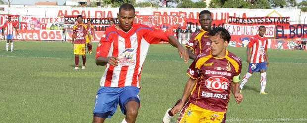 Tolima le sacó un punto al campeón | Colprensa | Julián Barahona y Gerardo Vallejo disputan una pelota en el empate entre Junior y Tolima en el Romelio Martínez de Barranquilla.