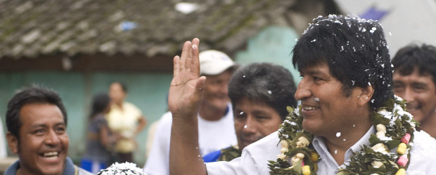 Evo mantiene su poder en las elecciones regionales | Reuters - Villa 14 De Septiembre, Bolivia | El presidente de Bolivia, Evo Morales, se mostró confiado de los buenos resultados durante toda la jornada electoral. Morales se opuso con mucha fuerza, en el inicio de su primer Gobierno, a las autonomías de varias regiones, pero terminó aceptando la idea para incorporarla a la constitución con matices indígenas.