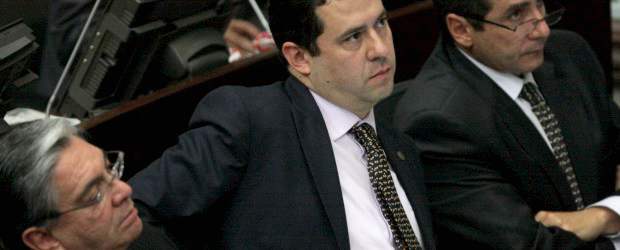 Las chuzadas no son nuevas: Valencia Cossio | Christian Castillo, Colprensa-Bogotá | El ministro del Interior, Fabio Valencia; el director del DAS, Felipe Muñoz, y el secretario general de la Presidencia, Bernardo Moreno, durante el debate.
