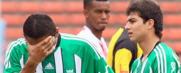 Santa Fe le aguó la victoria a Nacional | Manuel Saldarriaga | "Terminé incómodo con el resultado y los duelos, porque queríamos resolver individualmente". En la foto: Jairo Patiño y Estefan Medina.