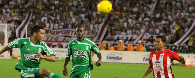 Santa: con 3 centrales no se pudo | Colprensa, Barranquilla | Camilo Pérez y Jossimar Mosquera hicieron parte, al lado de Damián Santín, del trío central que recibió muchos comentarios en contra por el pobre desempeño ante Junior. Se les criticó por lo pasivos. Mejoró la defensa cuando se volvió al cuatro, o sea, dos laterales y dos centrales.