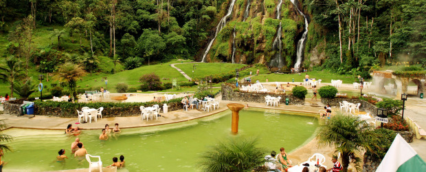 Pereira: un destino por descubrir | Juan Antonio Sánchez - Pereira | Los termales de Santa Rosa de Cabal son el lugar más atractivo de Risaralda. Muchas personas los visitan porque les atribuyen poderes curativos. También hay quienes afirman que más que curativos son preventivos de varias enfermedades de los huesos.