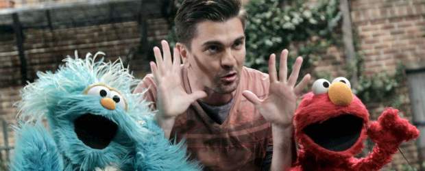 Juanes le enseñó español a Elmo y sus amigos | AP | El cantante antioqueño se divirtió enseñando español al famoso personaje Elmo y su inseparable amiga Rosita, a quienes visitó en los estudios de grabación de Plaza Sésamo en Nueva York.