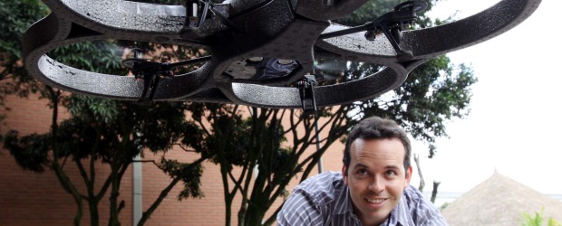 AR Drone, el juguete que vuela con iPhone | Julio César Herrera | Aunque lo usa como todo un juguete, Juan Camilo Molina dice que se puede utilizar para inspeccionar lugares de difícil acceso para registro aéreo. Más información en http://ardrone.parrot.com/parrot-ar-drone/usa.