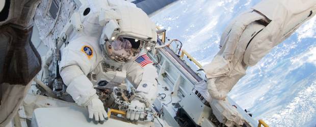 Los astronautas Robert Behnken y Nicholas Patrick regresaron este domingo de la segunda caminata de la misión del transbordador Endeavour a la Estación Espacial Internacional | AP