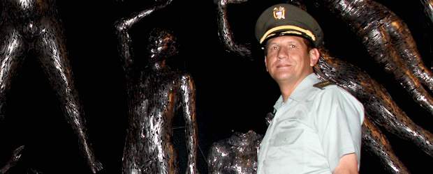 Medellín es un foro para la convivencia | Henry Agudelo | El coronel Ómar Rojas Bolaños de la Policía Comunitaria, durante la instalación de la exposición Armas para inmortalizar del artista Leobardo Pérez.