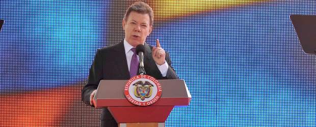 Las lluvias destiñen a Santos | Felipe Ariza, Sig-Bogotá | El presidente Juan Manuel Santos mantiene un índice de favorabilidad elevado, pero muestra una leve tendencia al descenso, lo mismo que la aprobación a su gestión en el Gobierno.