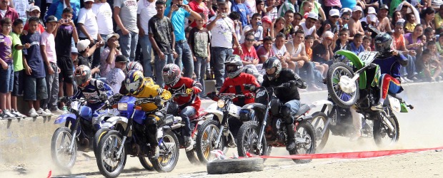 Desfogue legal en El Playón | Hernán Vanegas | Por primera vez se hizo un campeonato de motovelocidad en arena, en un barrio de Medellín. La idea de los organizadores y de la Liga Antioqueña de Motociclismo es repetirlo en diferentes escenarios de la ciudad. Lo de ayer en la barrio El Playón de los Comuneros fue todo un éxito, gracias al empuje del líder de piques callejeros Édgar Mauricio Bermúdez .