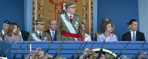 Rey Juan Carlos I y príncipe Felipe se recortaron sus sueldos |
