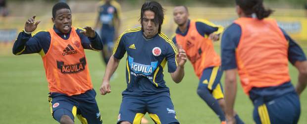 Osorio, solo contra los foráneos | Archivo | El año seguramente concluirá sin que los dirigentes de la Federación Colombiana de Fútbol hayan elegido al seleccionador que continúe la tarea hacia el Mundial de Brasil-2014. Cuando todo estaba casi listo con Martino,