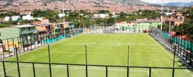 Cambio extremo para la cancha de Moravia | Cortesía Gustavo Tangarife | Arriba lo que era la cancha de arenilla, luego los trabajos para el cambio y abajo la nueva cancha sintética en Moravia.