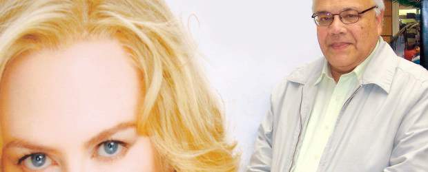 La cinefilia extrañará a Alberto | Colprensa | Sus amigos lo recuerdan como tímido y reservado, y amante no solo del cine sino también de la buena comida. Considerado como el decano de la crítica de cine en Colombia, Alberto Duque aparece aquí junto a una foto de la actriz Nicole Kidman, en uno de los tantos eventos a los que asistía.