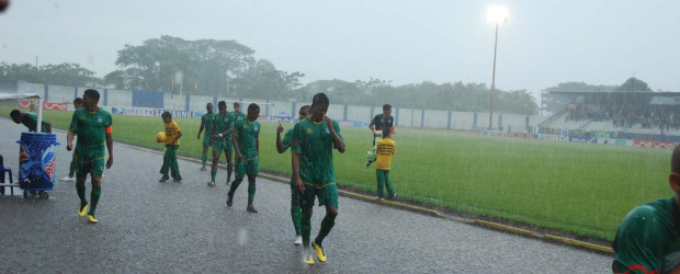 Colprensa | Cuando faltaban 30 minutos de juego el árbitro Albert Duarte suspendió el partido entre el Quindío y el Cali, debido a las condiciones en que quedó la cancha luego de un aguacero.