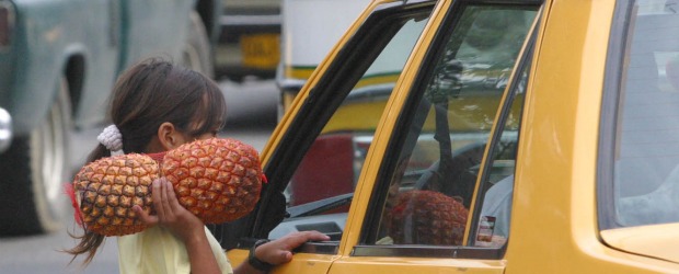 Alcances de la Ley de Seguridad Ciudadana | Archivo | La Ley de Seguridad sanciona a todos aquellos que utilicen o comercialicen con menores de edad directamente o a través de terceros en semáforos, parques, plazas públicas o eventos públicos con una pena que va entre 3 y 7 años de cárcel. El menor será conducido al Instituto Colombiano de Bienestar Familiar.