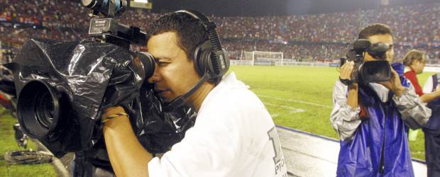 Fútbol tarde: ¿irá la gente? | Archivo | Primero fue el horario de los viernes (8:00 p.m.). Luego, el de los sábados (3:30 p.m.). Ahora, los domingos (7:45 p.m.). Un tema que da buenos dividendos a la televisión y mejores a la Dimayor. La última, que apenas se pondrá en ejecución el domingo, será la más dura de conquistar.
