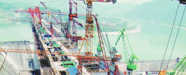 Tres Gargantas se saborea más allá de Ituango | Ap Y Juan Fernando Cano | La construcción de la represa de las Tres Gargantas comenzó en 1993. Hoy, emplea a 14.403 personas en un esfuerzo por proveer cerca del 10 por ciento de la energía que necesita China aprovechando las aguas del río Yangtze. Arriba, su vicedirector del Departamento de Cooperación Internacional, Quin Goubin.