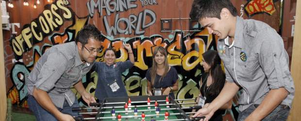 Un adiós con cara positiva | Edwin Bustamante | Además de su estand en el pabellón de franquicias, OffCorss abrió un espacio en la zona urbana con un llamativo vagón para que los niños pudieran disfrutar con juegos y antojarse de sus prendas. Para sus colecciones la marca tiene en cuenta la tendencia, el consumidor y su ADN. Con este vagón viajará por todo el país.