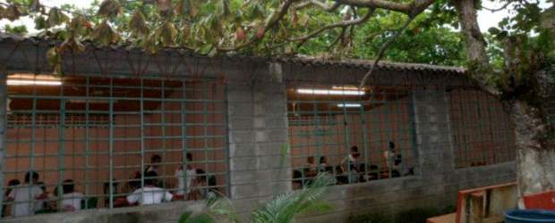 Furia de vendaval destechó a San Miguel | Cortesía Alcaldía De Sonsón | La imagen corresponde a la institución educativa del pequeño poblado, que sufrió averías menores por la caída de árboles, superadas ayer para reanudar las actividades académicas. El vendaval dañó más de un centenar de viviendas, además de cultivos del entorno más próximo al caserío.
