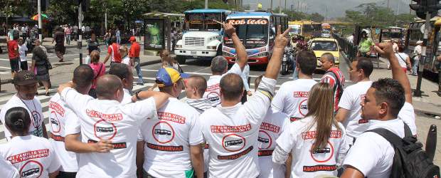 Conductores protestaron por metroplús | Hernán Vanegas | "Metroplús arrebata nuestro empleo" y "Con metroplús el desplazamiento es total" fueron algunos de los mensajes que se leían en las pancartas de los cerca de 300 participantes de la manifestación que tuvo lugar en La Alpujarra.