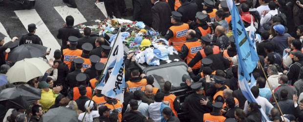 Todo listo en Río Gallegos para recibir el cuerpo de Kirchner | Reuters | Decenas de personas acompañaron el cuerpor del ex presidente hasta el aeropuerto.