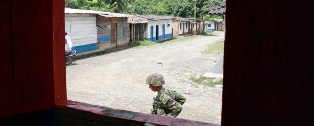 San José de Apartadó quiere superar su tragedia | Manuel Saldarriaga | Tanto en el casco urbano, como en las zonas rurales de San José de Apartadó, se cuentan unos 600 soldados del Batallón Voltigeros, de la XVII Brigada. El coronel Germán Rojas Ruiz, comandante de esa unidad, dice que en 18 meses de trabajo las tropas se han ganado la confianza de los civiles.