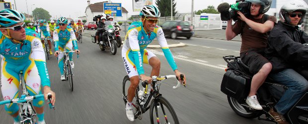 Contador espera definir su suerte en el Tourmalet | AP | Alberto Contador (centro), acompañado de sus compañeros del Astana, durante la jornada de entrenamiento de este miércoles en el segundo día de descanso del Tour de Francia.