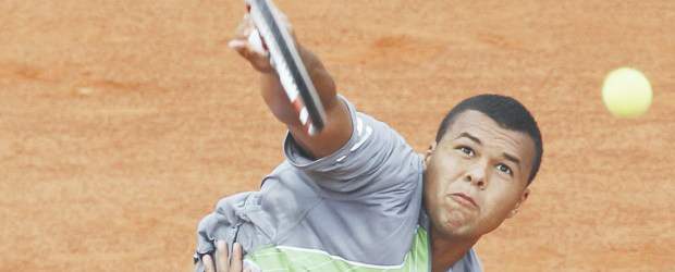 En París salen los favoritos | AP | El Abierto de Francia es el único Slam que arrancó un domingo y en total se programaron 32 partidos en ocho canchas. En una de ellas estuvo el ídolo local Jo-Wilfried Tsonga, salió rápido del checo Jan Hajek.
