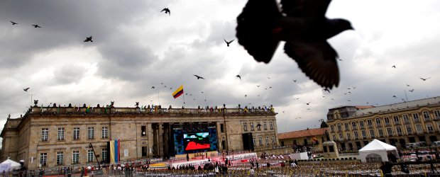 Los preparativos de la posesión estuvieron pasados por la lluvia | AP | La tarima principal en donde se posará la familia presidencial y los dignatarios del Congreso, sigue siendo objeto de pequeños arreglos.