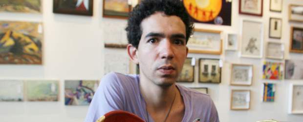 Performance que integra teatro, imagen y palabra |