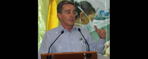 Gobernante debe dar ejemplo y acatar la ley: Uribe | Jairo Castilla, Reuters-Barranquilla | El presidente Álvaro Uribe recibió la noticia de la decisión de la Corte Constitucional en Barranquilla, donde adelantaba un diálogo con los ciudadanos sobre la Emergencia Social decretada por su Gobierno.