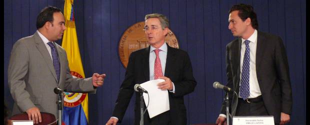 Inversión en energía, potencial del Foro Económico | Cortesía Presidencia | El Presidente Álvaro Uribe invitó personalmente a los empresarios a participar en la cumbre empresarial, en Cartagena. Lo acompañan el ministro de Comercio, Luis Guillermo Plata y el director del Foro, Emilio Lozoya -derecha-.