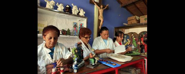 Artes y oficios para progresar | Jaime Pérez | En este momento, unas ocho mujeres del barrio El Progreso se reúnen todas las semanas en la acción comunal a trabajar la cerámica.