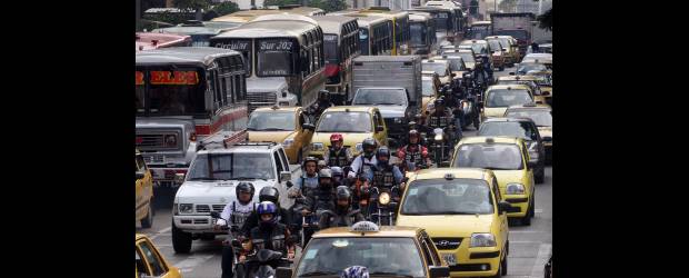 Día sin carro será metropolitano | Róbinson Sáenz | El 22 de abril será el Día sin Carro metropolitano. En Medellín, el año pasado, en el centro, el material particulado menor de 2.5 micras (PM 2.5), uno de los mayores contaminantes del aire y causante de enfermedades bronco respiratorias, disminuyó en las horas de la tarde en un 58,9 por ciento.