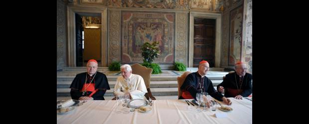 Papa dice que iglesia no está sola | Reuters - Roma, Italia | El Papa Benedicto XVI almorzó ayer con varios cardenales en Roma y les aseguró que la Iglesia pasa por un momento difícil pero que saldrá adelante.